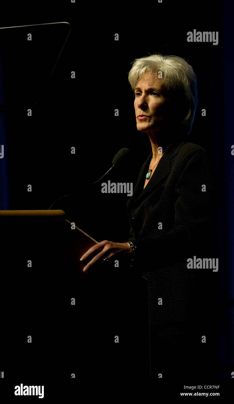 1 ottobre, 2010 - Orlando, Florida, Stati Uniti d'America - Segretario di Stato americano per la salute e i servizi umani KATHLEEN SEBELIUS parla di 'La nuova legge sanitaria e di' al giorno due di 'Orlando@50+", AARP's evento nazionale & Expo. Più di 25.000 persone di età compresa tra i 50 e i vecchi erano attese per raccogliere in Orlando per intrattenimento, SCAR Foto Stock