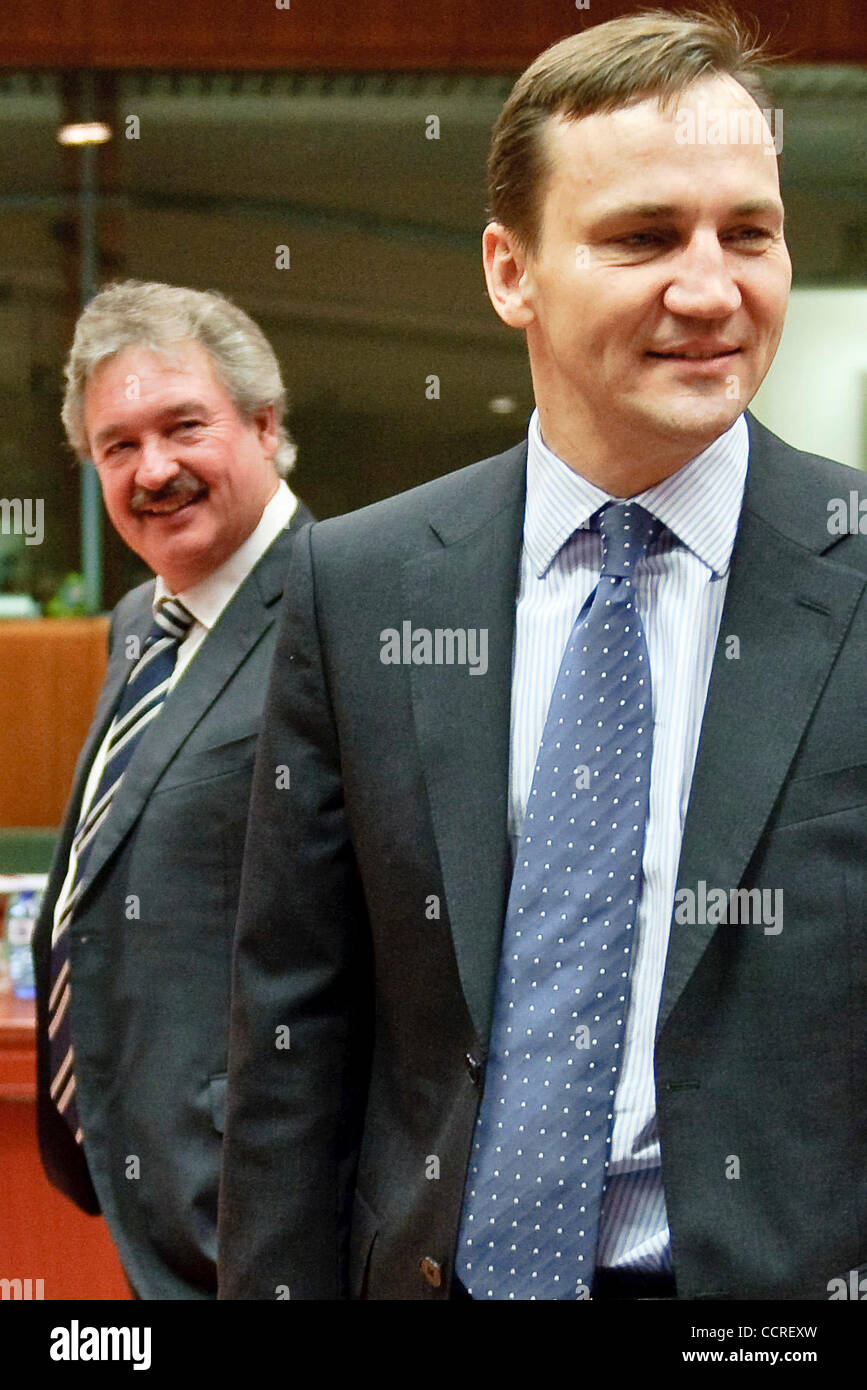 Ministro degli affari esteri polacco Radoslaw Sikorski (R) e il ministro degli Affari esteri lussemburghese Jean Asselborn all'inizio di un Consiglio affari esteri Ue a Bruxelles in Belgio il 2010-03-22 Â© di Wiktor Dabkowski Foto Stock