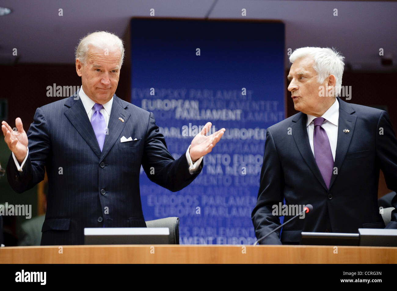 Stati Uniti Vice presidente Joe Biden (L) arriva con il presidente del Parlamento europeo Jerzy Buzek a rivolgermi al Parlamento europeo a Bruxelles in Belgio su 2010-05-06 Â© di Wiktor Dabkowski Foto Stock