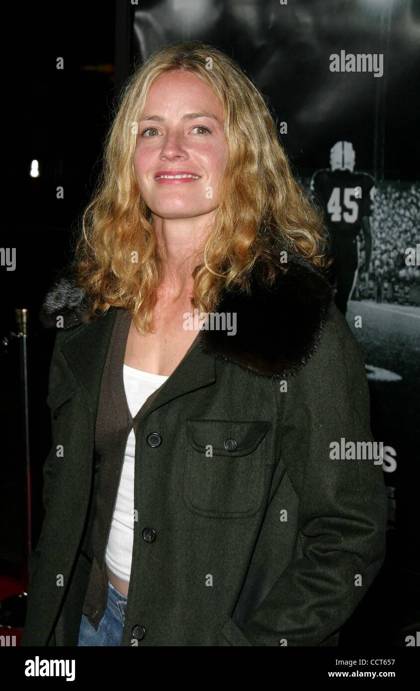 6 ott. 2004 - Hollywood, California, Stati Uniti - K39615EG.venerdì notte le luci prima mondiale al Grauman's Chinese Theater, Hollywood, California .10/06/04. /E.G.I./ 2004.ELISABETH SHUE(Immagine di credito: Â© Ed Geller/Globe foto/ZUMAPRESS.com) Foto Stock