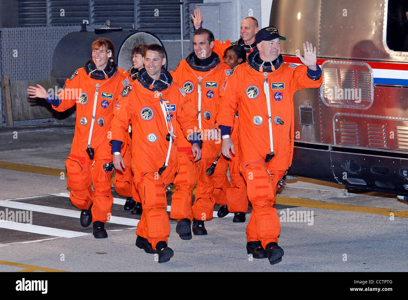 05 Aprile 2010:Space Shuttle Discovery astronauti onda al membro di supporto, come il lasciare le operazioni e acquista la costruzione presso il Kennedy Space Center. Credito:Donald Montague / Southcreek Global Foto Stock