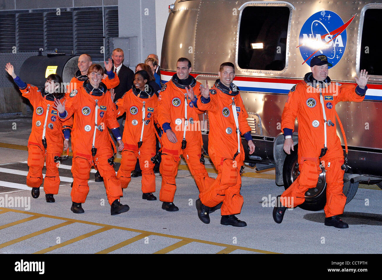 05 Aprile 2010:Space Shuttle Discovery astronauti onda al membro della media, da destra, sono il comandante Alan Poindexter, pilota Jim Dutton, Rick Mastracchio, Dottie Metcalf-Lindenburger, Stephanie Wilson, Naoko Yamazaki e Clay Anderson. Credito:Donald Montague / Southcreek Global Foto Stock