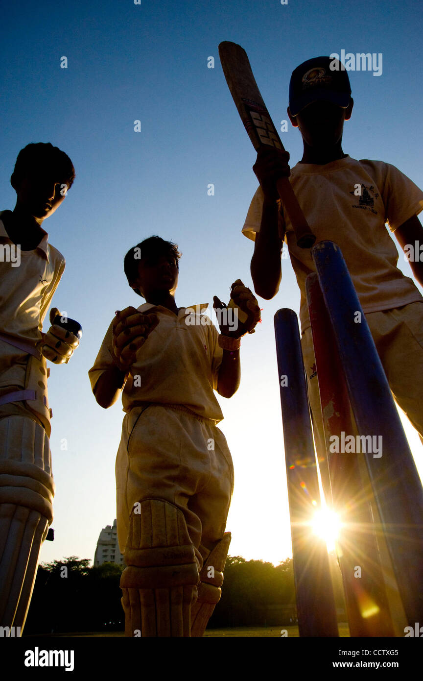 Aprile 28, 2010, Mumbai, India - giovani giocatori di cricket preparare il wickets per pratica presso l'Azad Maidan motivi di cricket nel sud di Mumbai, alcune delle più antiche e più popolare di motivi nella città. (Credito Immagine: David Snyder/ZUMAPress) Foto Stock