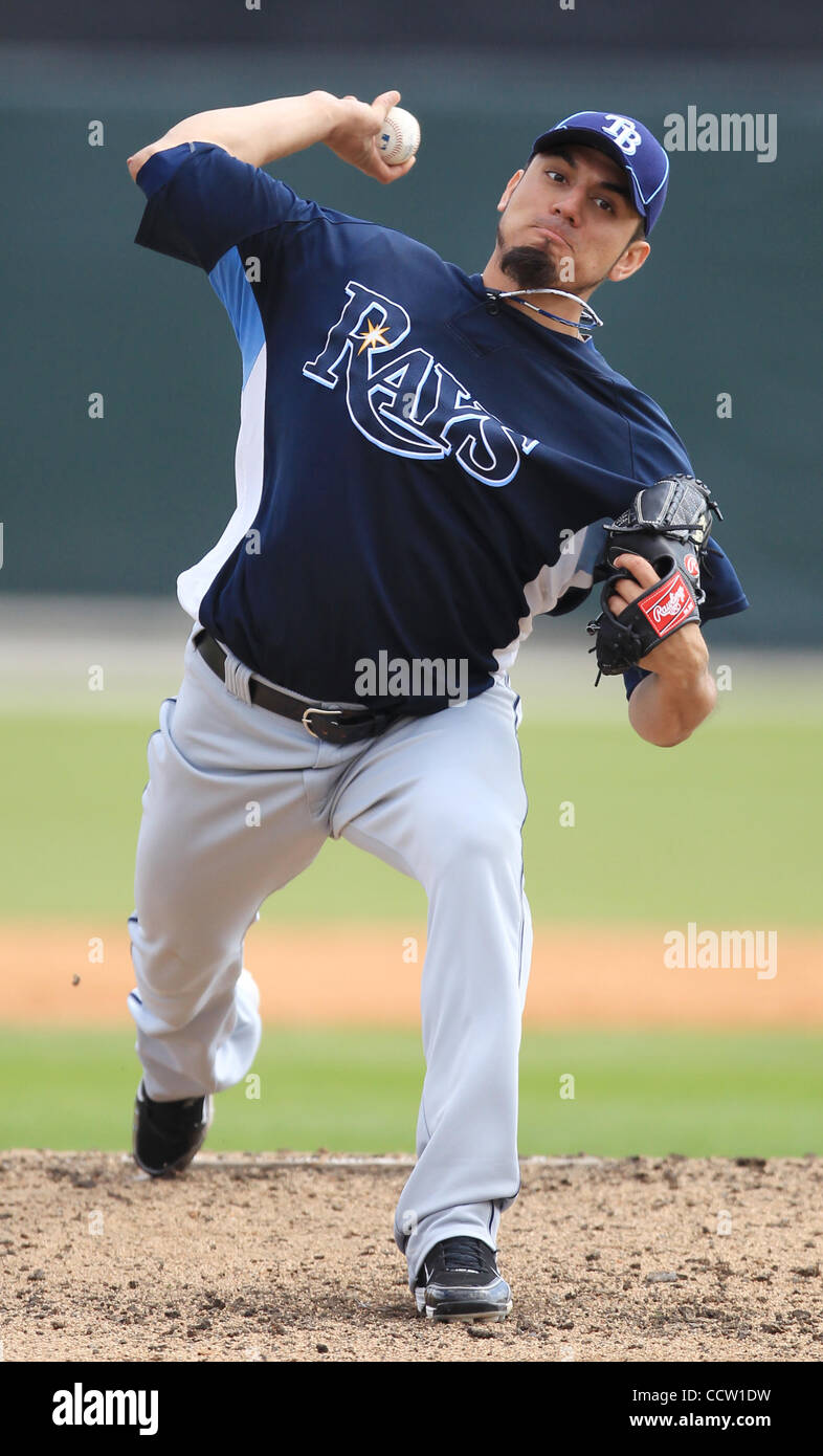 JAMES BORCHUCK | volte OT 318876 BORC raggi 13 (3/03/10) Matt Garza offre nel terzo durante i raggi prima molla formazione gioco contro gli Orioles a Ed Smith Stadium di Sarasota Mercoledì, 3 marzo 2010. [JAMES BORCHUCK, volte] Foto Stock