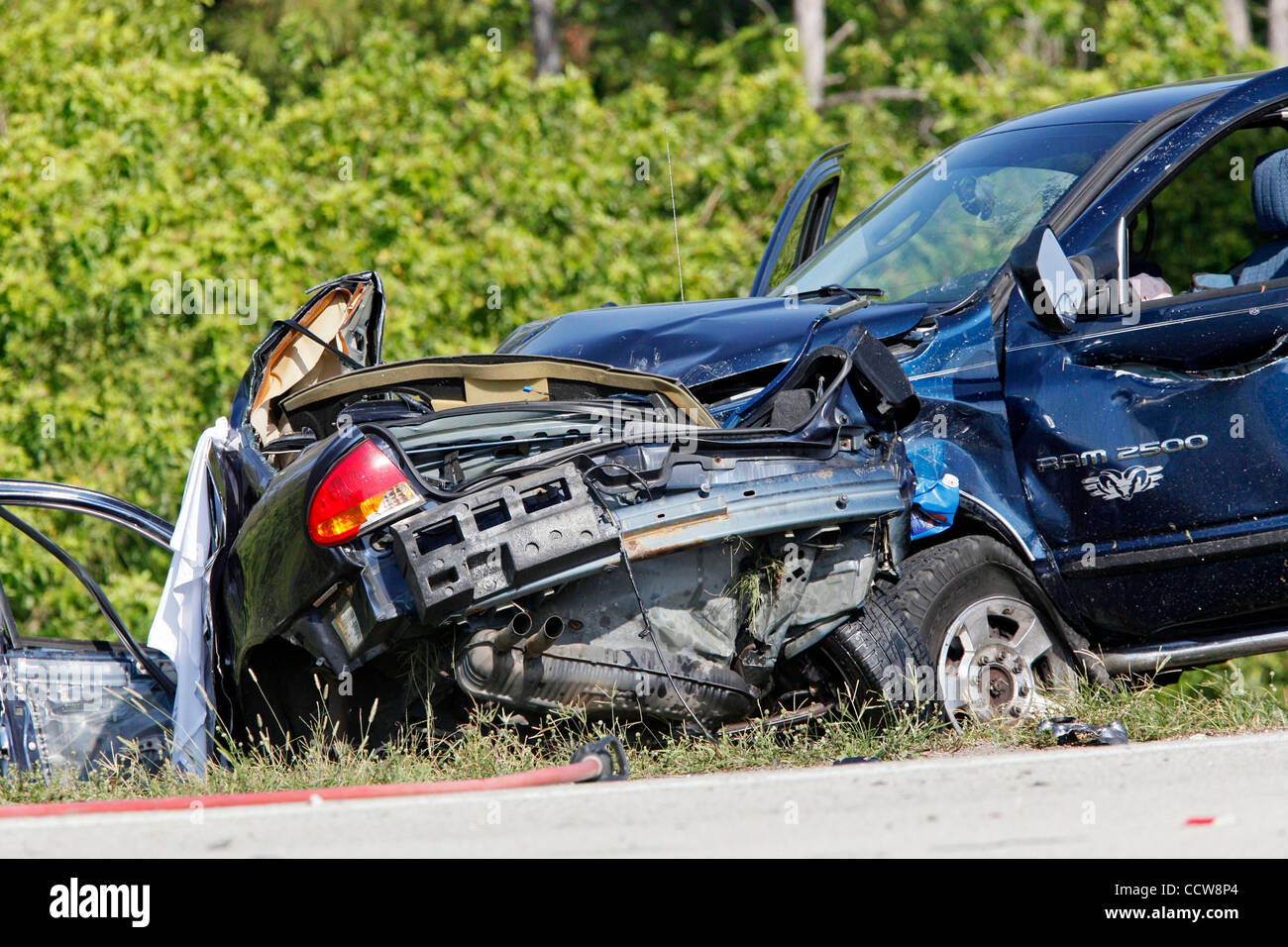 052510 (Acque Lannis/Palm Beach post) MARTIN COUNTY - i resti di una Oldsmobile che è stato rotto in metà siede accartocciata nella parte anteriore di un Dodge Ram 2500 dopo un incidente mortale sulla I-95 martedì mattina. Un 22-anno-vecchio Pennsylvania donna è stata uccisa quando la Oldsmobile berlina ella è stata la guida Foto Stock