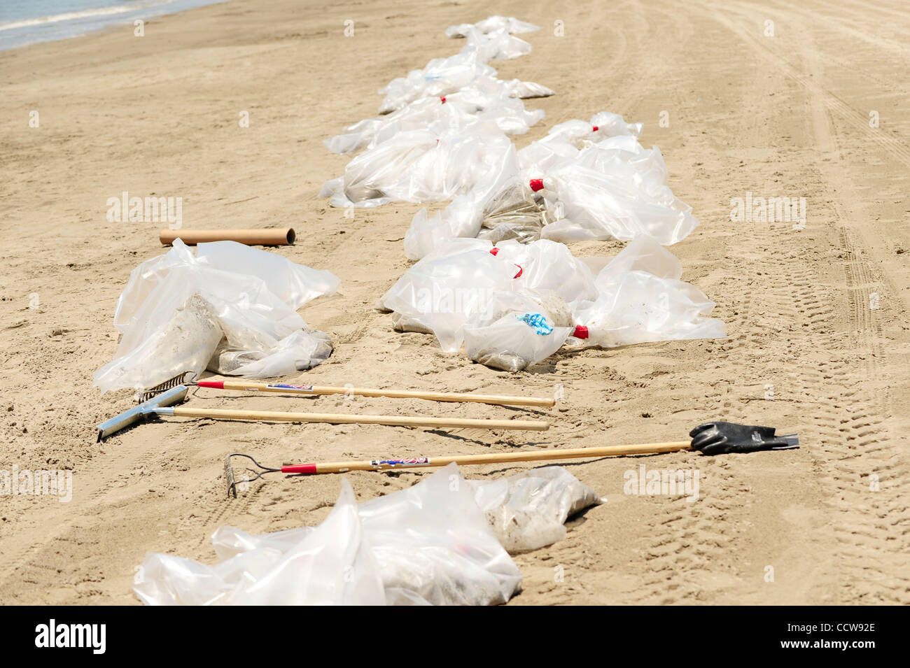 Il disaster recovery lavoratori sacchetto di sabbia inquinata da Grand Isle beach. La sabbia è stata contaminata con olio e di altre sostanze chimiche utilizzate come disperdente da British Petroleum. (Credito Immagine: © Stacy Revere/Southcreek globale/ZUMApress.com) Foto Stock