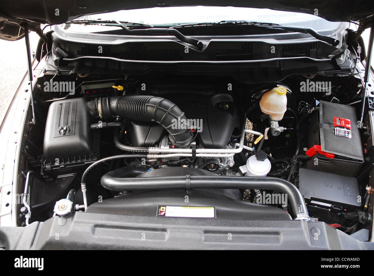 Aprile 19, 2010. Los Angeles, California-USA. Il 2010 Dodge Ram Hemi  Bighorn Crew Cab è offerto esclusivamente con un 390hp HEMI V8 motore.  Veicolo in Austin Tan perla. Nella foto: 5,7 litro