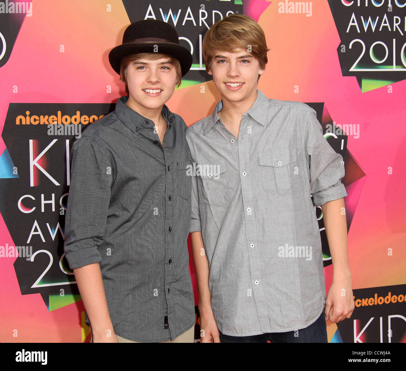 Mar 27, 2010 - Westwood, California, Stati Uniti d'America - attori DYLAN E COLE SPROUSSE arrivando al Kid's Choice Awards 2010 tenutasi presso la UCLA. (Credito Immagine: © Lisa O'Connor/ZUMA Press) Foto Stock