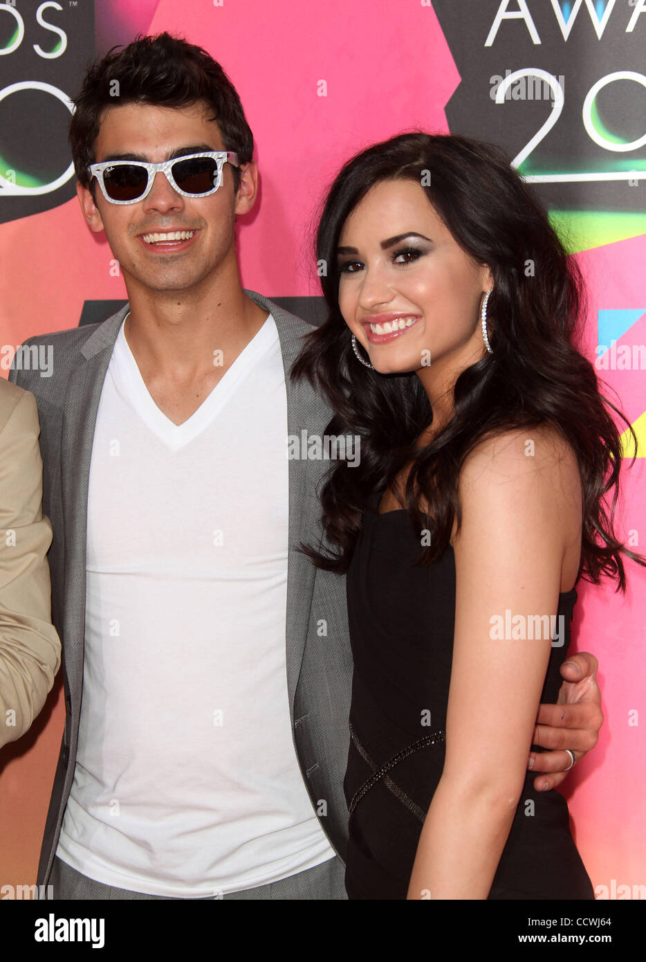 Mar 27, 2010 - Westwood, California, Stati Uniti d'America - cantanti Joe Jonas e Demi Lovato che arrivano al Kid's Choice Awards 2010 tenutasi presso la UCLA. (Credito Immagine: © Lisa O'Connor/ZUMA Press) Foto Stock