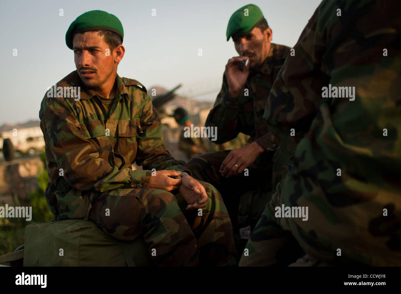 12 maggio 2010 - Herat, Afghanistan - esercito nazionale afghano soldati della maggiore società di sede, 1° Brigata, 207th Corp, prepararsi a lasciare per una missione a partire dal Camp Zafar vicino a Herat, Afghanistan, mercoledì 12 maggio 2010. Camp Zafar è la sede della 207th corp della nazionale afghano di un Foto Stock