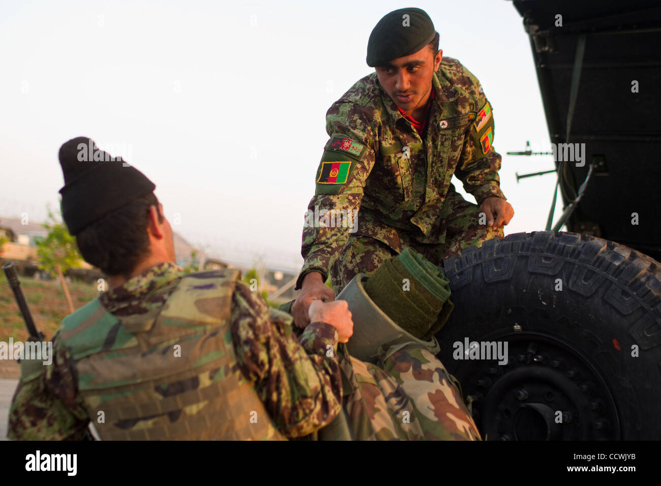 12 maggio 2010 - Herat, Afghanistan - esercito nazionale afghano soldati della maggiore società di sede, 1° Brigata, 207th Corp, prepararsi a lasciare per una missione a partire dal Camp Zafar vicino a Herat, Afghanistan, mercoledì 12 maggio 2010. Camp Zafar è la sede della 207th corp della nazionale afghano di un Foto Stock