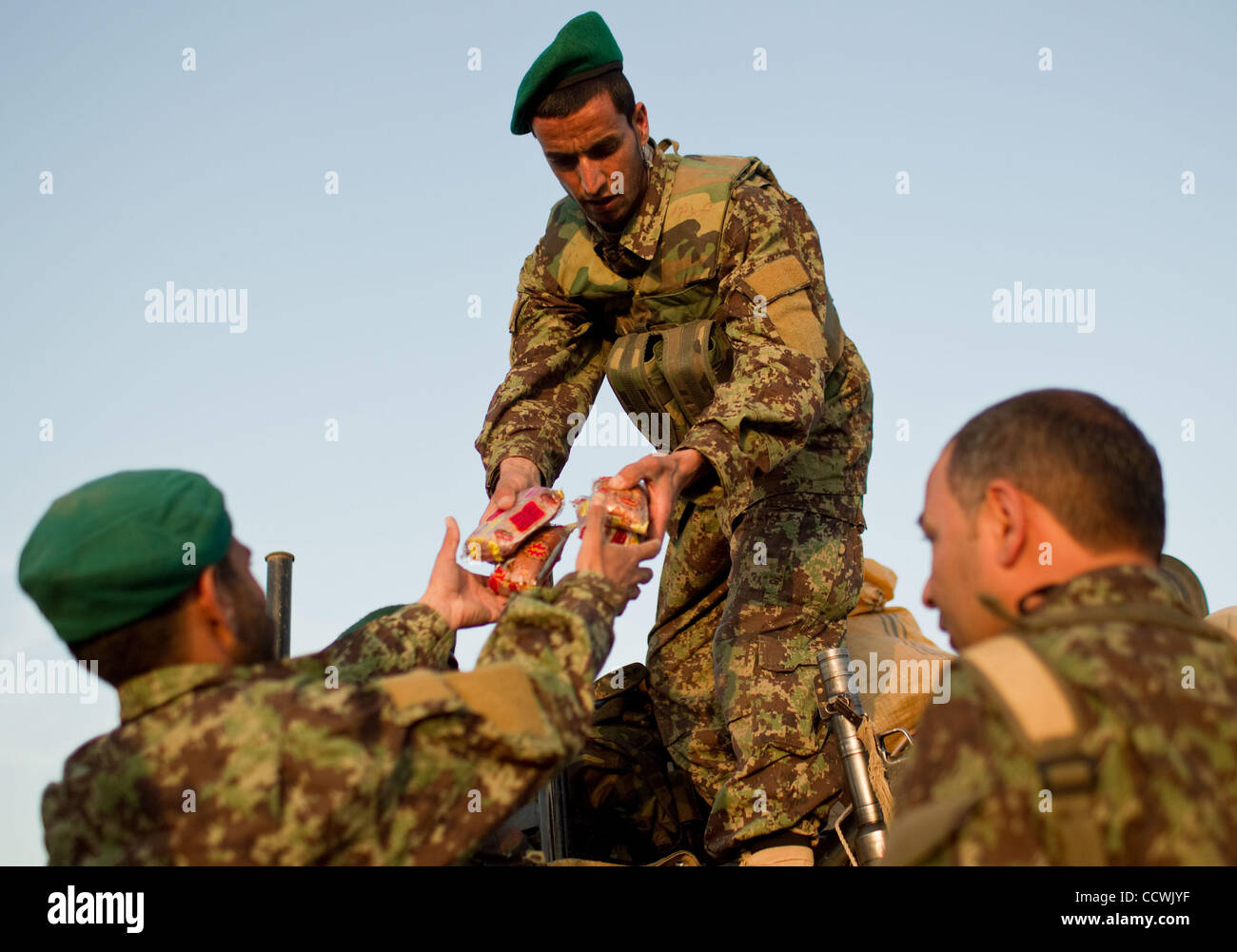 12 maggio 2010 - Herat, Afghanistan - esercito nazionale afghano soldati della maggiore società di sede, 1° Brigata, 207th Corp, prepararsi a lasciare per una missione a partire dal Camp Zafar vicino a Herat, Afghanistan, mercoledì 12 maggio 2010. Camp Zafar è la sede della 207th corp della nazionale afghano di un Foto Stock