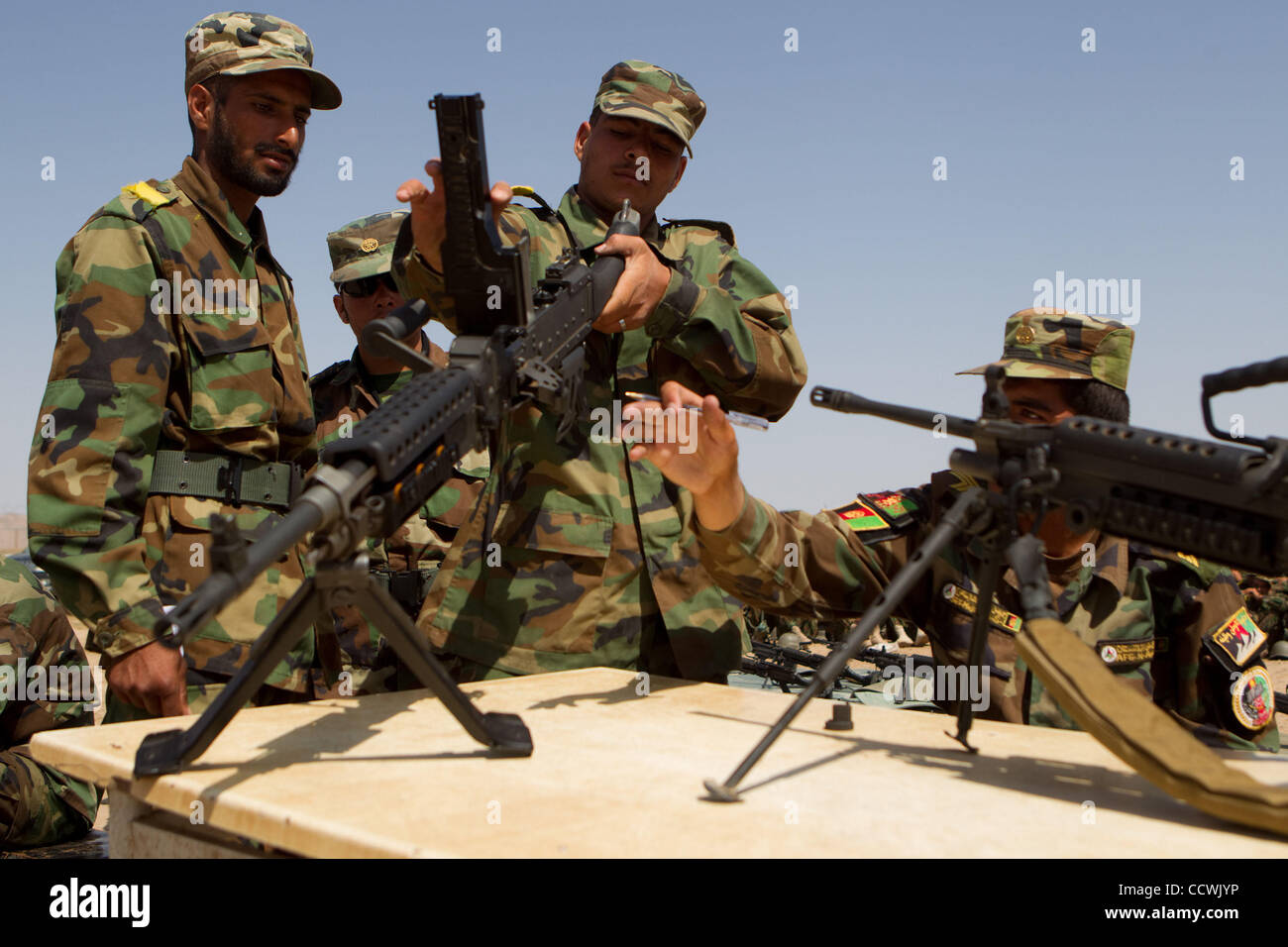 12 maggio 2010 - Herat, Afghanistan - esercito nazionale afghano reclute sono testati sulla macchina operatrice pistole durante la settimana sei della loro formazione di base a Camp Zafar vicino a Herat, Afghanistan, mercoledì 12 maggio 2010. Camp Zafar è la sede della 207th corp dell'esercito nazionale afghano. (Credito Imag Foto Stock