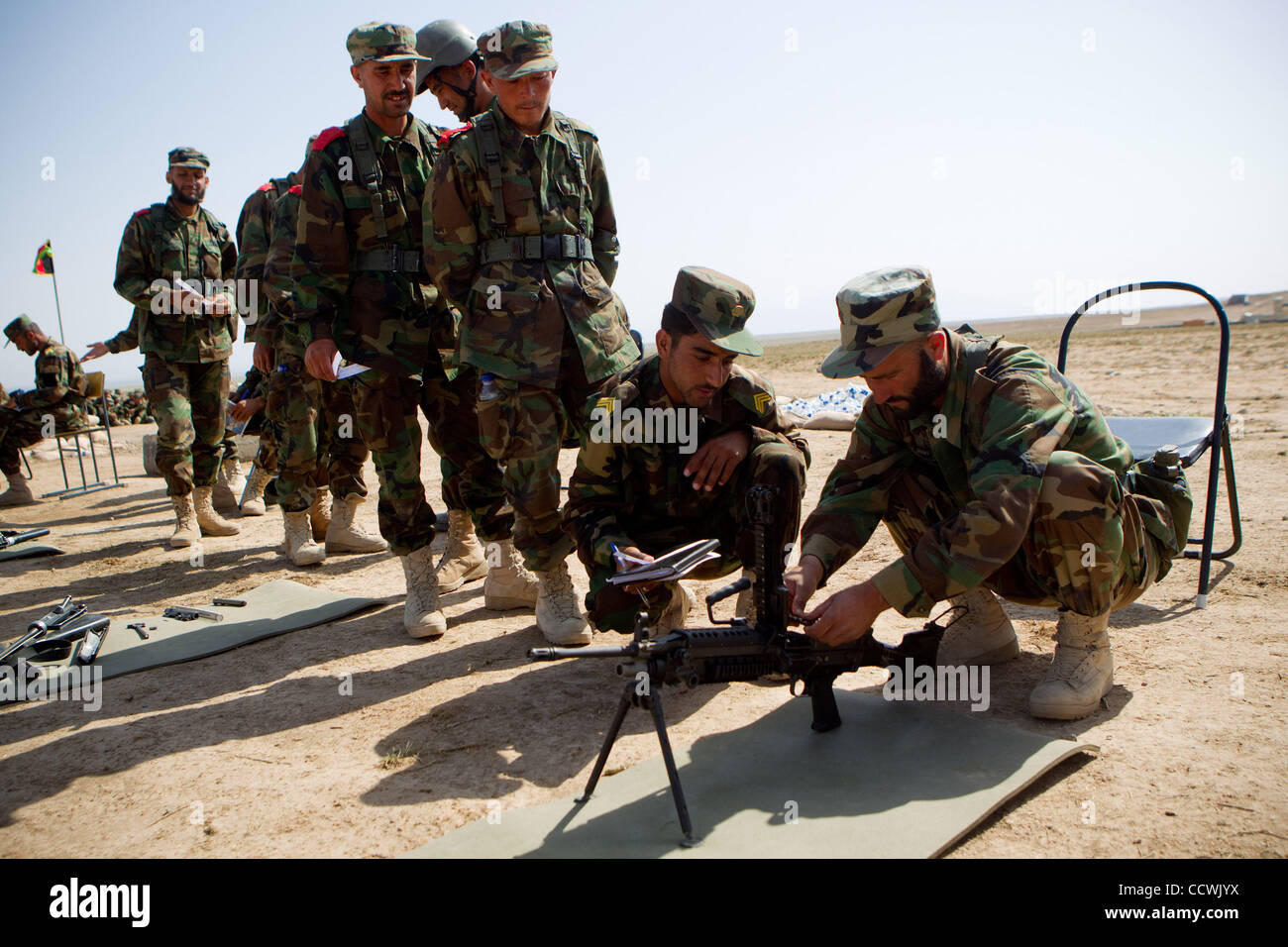 12 maggio 2010 - Herat, Afghanistan - esercito nazionale afghano reclute pratica agendo mitragliatrici durante la settimana sei della loro formazione di base a Camp Zafar vicino a Herat, Afghanistan, mercoledì 12 maggio 2010. Camp Zafar è la sede della 207th corp dell'esercito nazionale afghano. (Credito Immagine: © Foto Stock
