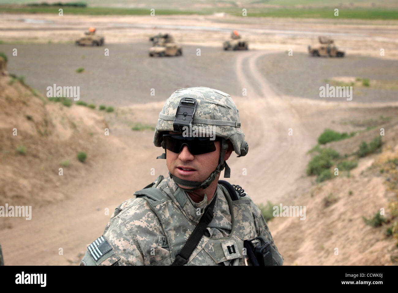 15 maggio 2010 - Provincia di Herat, Afghanistan - STATI UNITI Esercito Cpt. Aron Hauquitz, della sede centrale e sede Battery Company, 2° Battaglione, campo 321artiglieria, quarta brigata Team di combattimento, capi nel villaggio di Sang Bor nella provincia di Herat, Afghanistan, Sabato 15 Maggio, 2010. Stati Uniti I soldati dell esercito Foto Stock