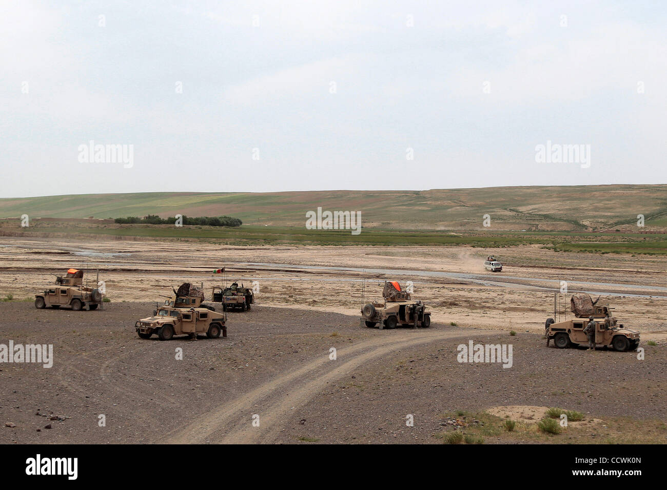 15 maggio 2010 - Provincia di Herat, Afghanistan - HMMWV dalla sede centrale e sede Battery Company, 2° Battaglione, campo 321artiglieria, quarta brigata Team di combattimento, impostare una posizione al di fuori del villaggio di Sang Bor nella provincia di Herat, Afghanistan, Sabato 15 Maggio, 2010. Stati Uniti I soldati dell esercito f Foto Stock