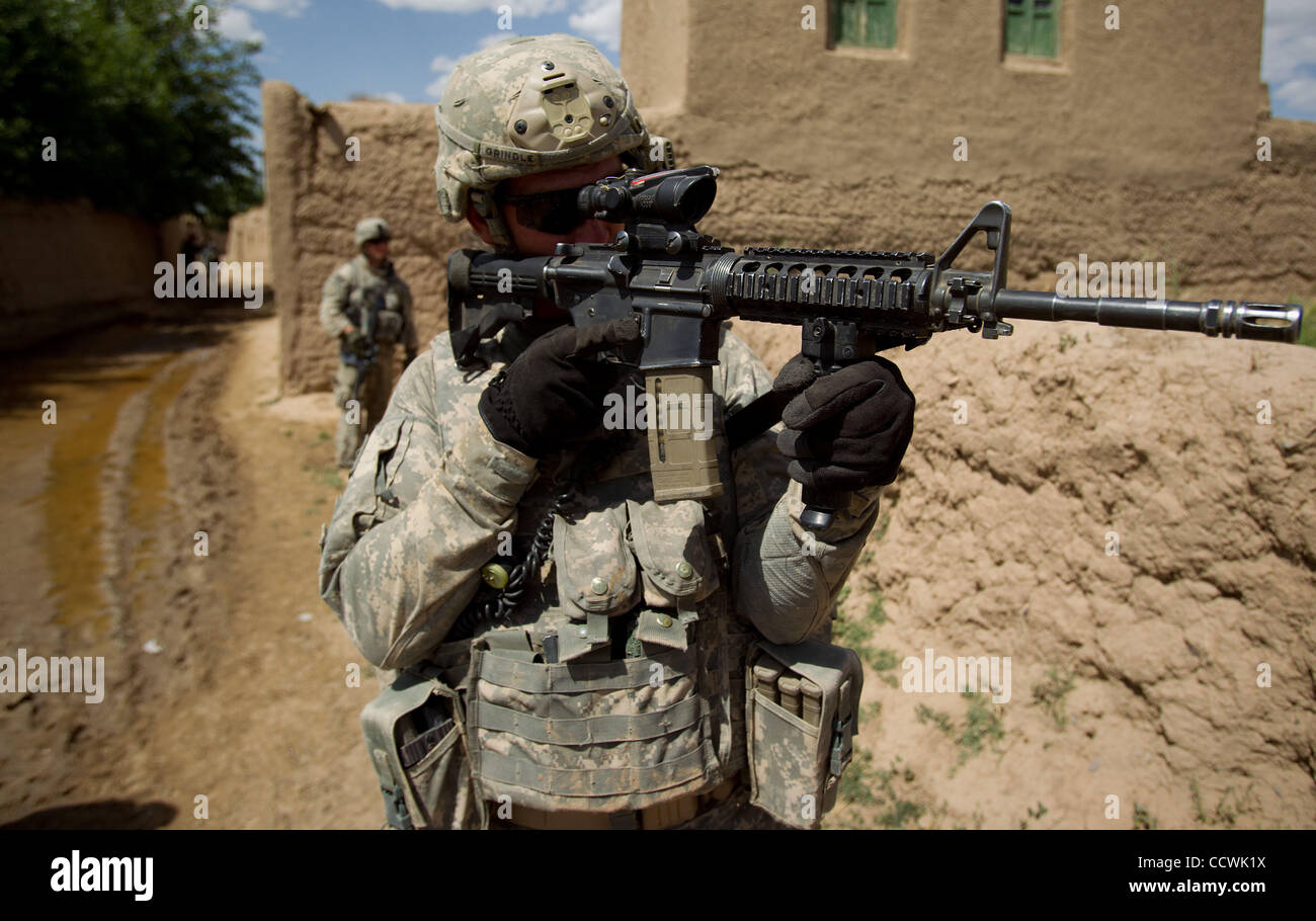 18 maggio 2010 - Provincia di Herat, Afghanistan - STATI UNITI Esercito 1Lt. David Grindle, del quartier generale del plotone, Alfa truppa, 4° Stormo, 73rd reggimento di cavalleria, quarta brigata Team di combattimento, ottantaduesima Airborne Division, utilizza il suo fucile della possibilità di osservare il movimento distante mentre pattugliano un villaggio nel distretto di Kushk di Foto Stock