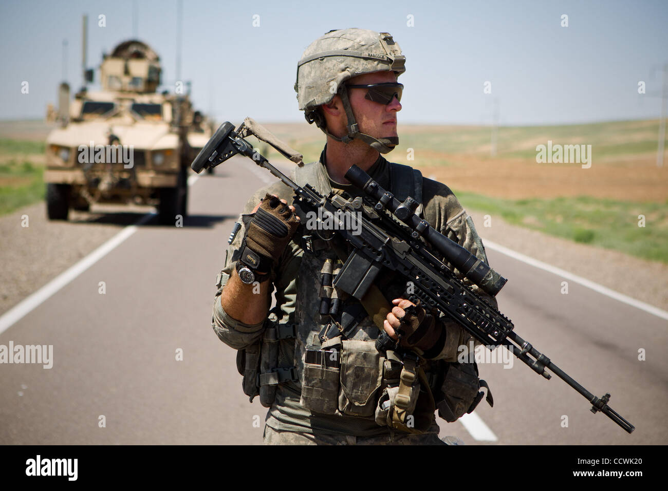 18 maggio 2010 - Provincia di Herat, Afghanistan - STATI UNITI Pfc dell'esercito. TYLER BABCOCK, del primo plotone, Alfa truppa, 4° Stormo, 73rd reggimento di cavalleria, quarta brigata Team di combattimento, ottantaduesima Airborne Division, sta di guardia che si preparano ad entrare in un villaggio nel distretto di Kushk della provincia di Herat, Afghanistan. Stati Uniti Braccio Foto Stock