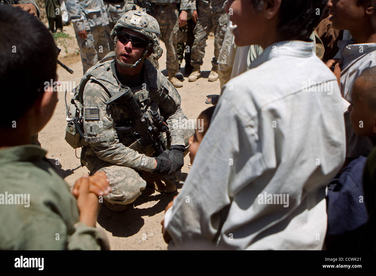 18 maggio 2010 - Provincia di Herat, Afghanistan - STATI UNITI Esercito 1Lt. David Grindle, del quartier generale del plotone, Alfa truppa, 4° Stormo, 73rd reggimento di cavalleria, quarta brigata Team di combattimento, ottantaduesima Airborne Division, parla con i bambini in un villaggio nel distretto di Kushk della provincia di Herat, Afghanistan, martedì, M Foto Stock