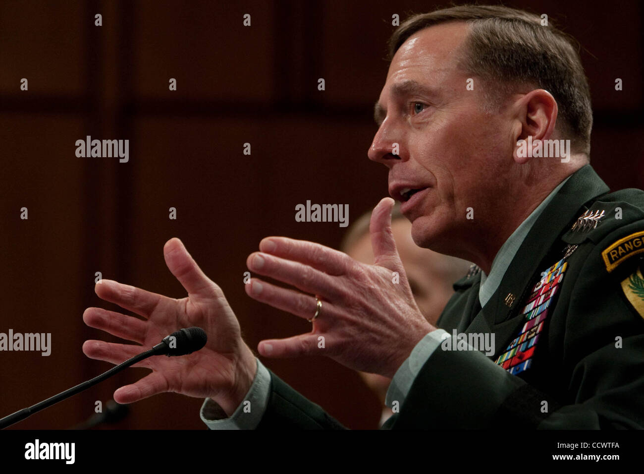 CAPITOL HILL | Washington,DC | 3/16/10 | Generale David Petraeus di U.S. Comando centrale tetifies durante il Senato delle Forze Armate audizione del Comitato per la difesa delle richieste di bilancio per l'esercizio 2011. Foto Stock