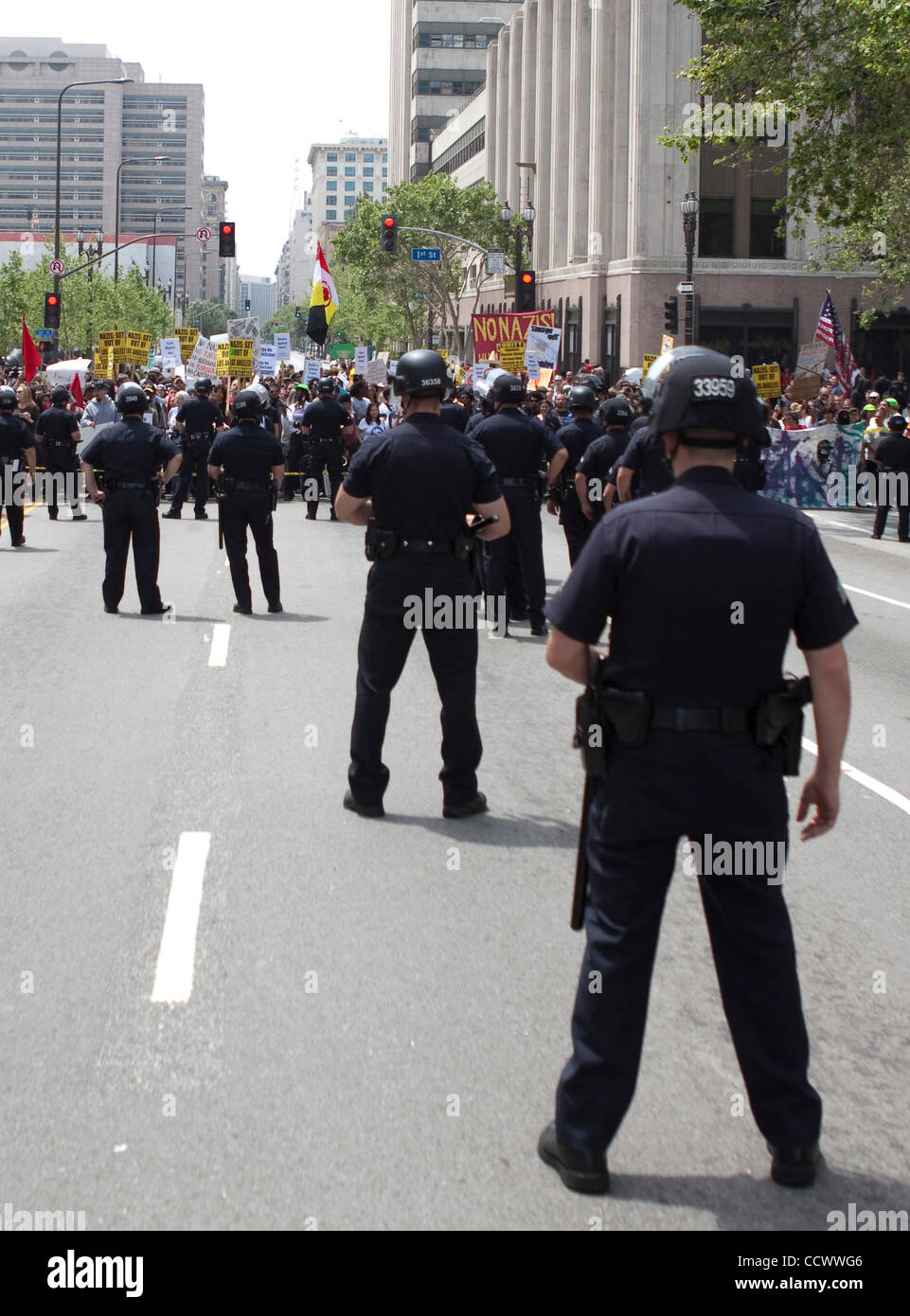 Apr 17, 2010 - Los Angeles, California, Stati Uniti d'America - i manifestanti di neo nazisti in un rally a Los Angeles, dove dietro alle pesanti la protezione della polizia, i membri di un neo gruppo nazista ha parlato fuori contro i non bianchi e gli omosessuali. Circa 100 membri di una auto-descritto neo-nazi group hanno protestato contro gli immigrati alle Nazioni Unite Foto Stock
