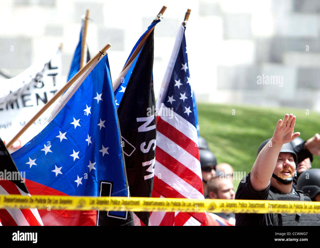 Apr 17, 2010 - Los Angeles, California, Stati Uniti d'America - i manifestanti di neo nazisti in un rally a Los Angeles, dove dietro alle pesanti la protezione della polizia, i membri di un neo gruppo nazista ha parlato fuori contro i non bianchi e gli omosessuali. Circa 100 membri di una auto-descritto neo-nazi group hanno protestato contro gli immigrati alle Nazioni Unite Foto Stock