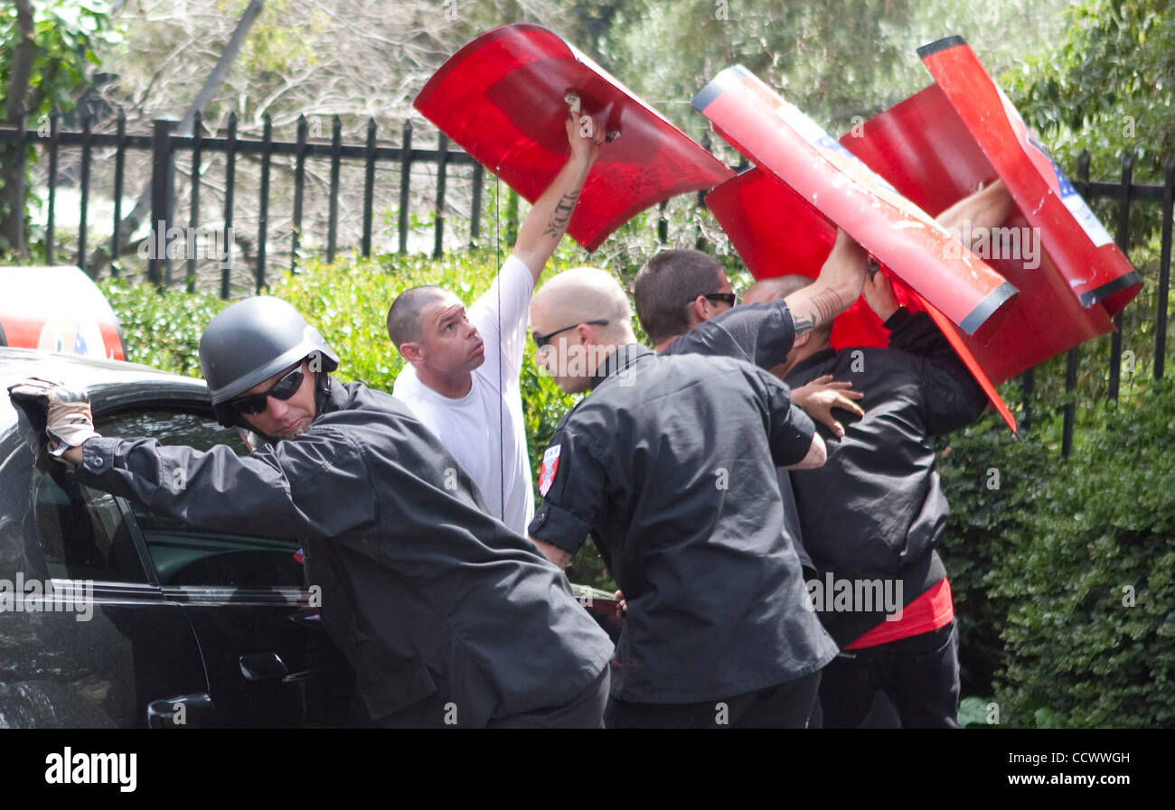 Apr 17, 2010 - Los Angeles, California, Stati Uniti d'America - i manifestanti di neo nazisti in un rally a Los Angeles, dove dietro alle pesanti la protezione della polizia, i membri di un neo gruppo nazista ha parlato fuori contro i non bianchi e gli omosessuali. Circa 100 membri di una auto-descritto neo-nazi group hanno protestato contro gli immigrati alle Nazioni Unite Foto Stock