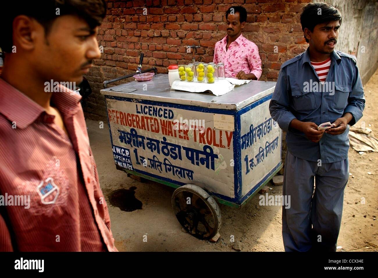 Apr 22, 2010 - Maharashtra, India - circa 57 milioni di persone dipendono dalle acque Yumuna, il fiume incide per oltre il 70 percento di Delhi di forniture di acqua pur essendo caricato con i piazzali biologici e chimici e rifiuti. Quindi i consumatori a Delhi ingerire quantità ignota di tossici residui di antiparassitari e Foto Stock