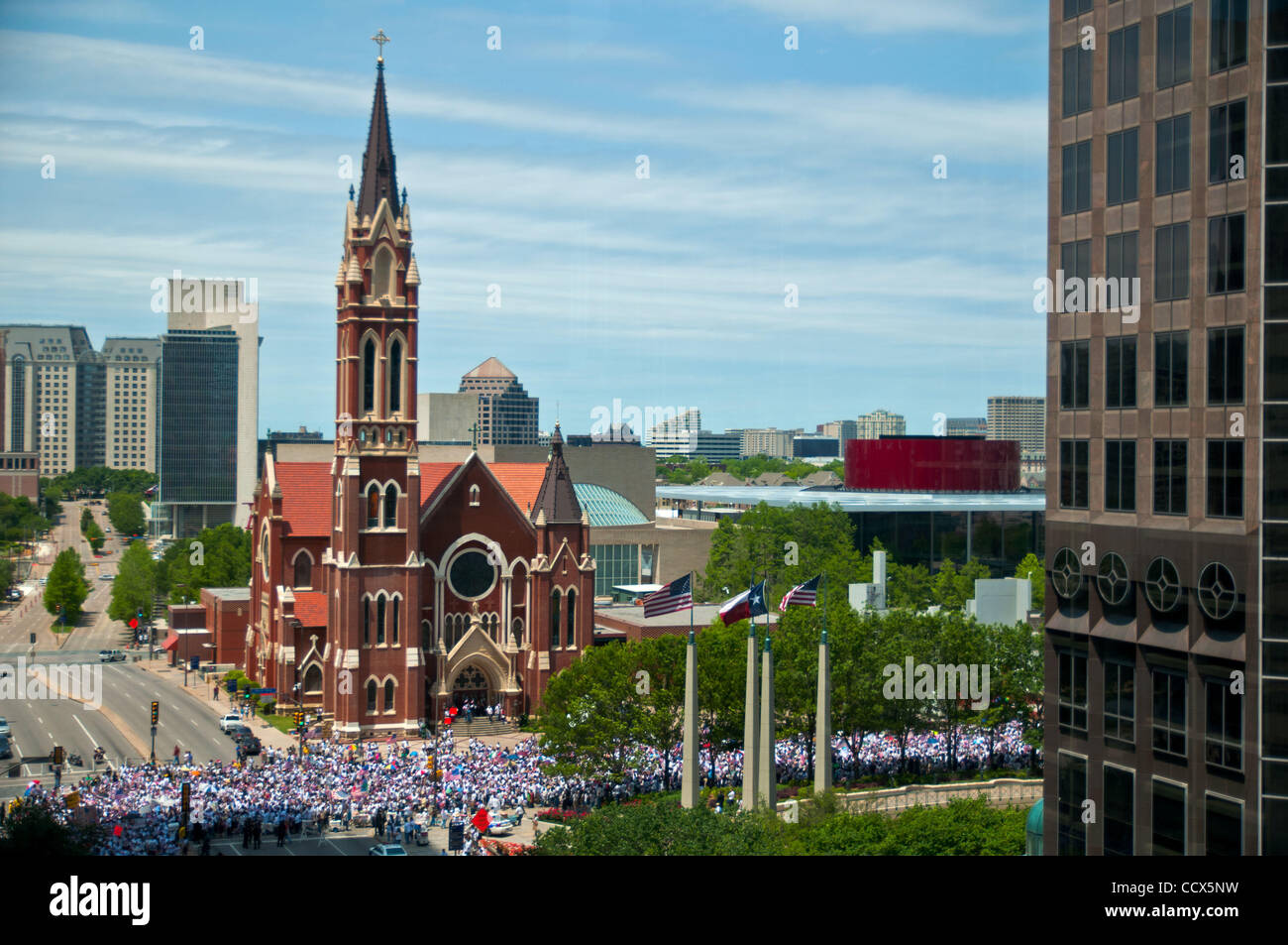 1 maggio 2010 - Dallas, Texas, Stati Uniti d'America - i manifestanti marzo passato la Cattedrale Santuario della Vergine di Guadalupe. Una stima di 25.000 dimostranti hanno riempito le strade del centro di Dallas per protestare contro il passaggio di una controversa legge sull' immigrazione in Arizona che alcuni dicono che legalizza le discriminazioni razziali. (Credito Ima Foto Stock