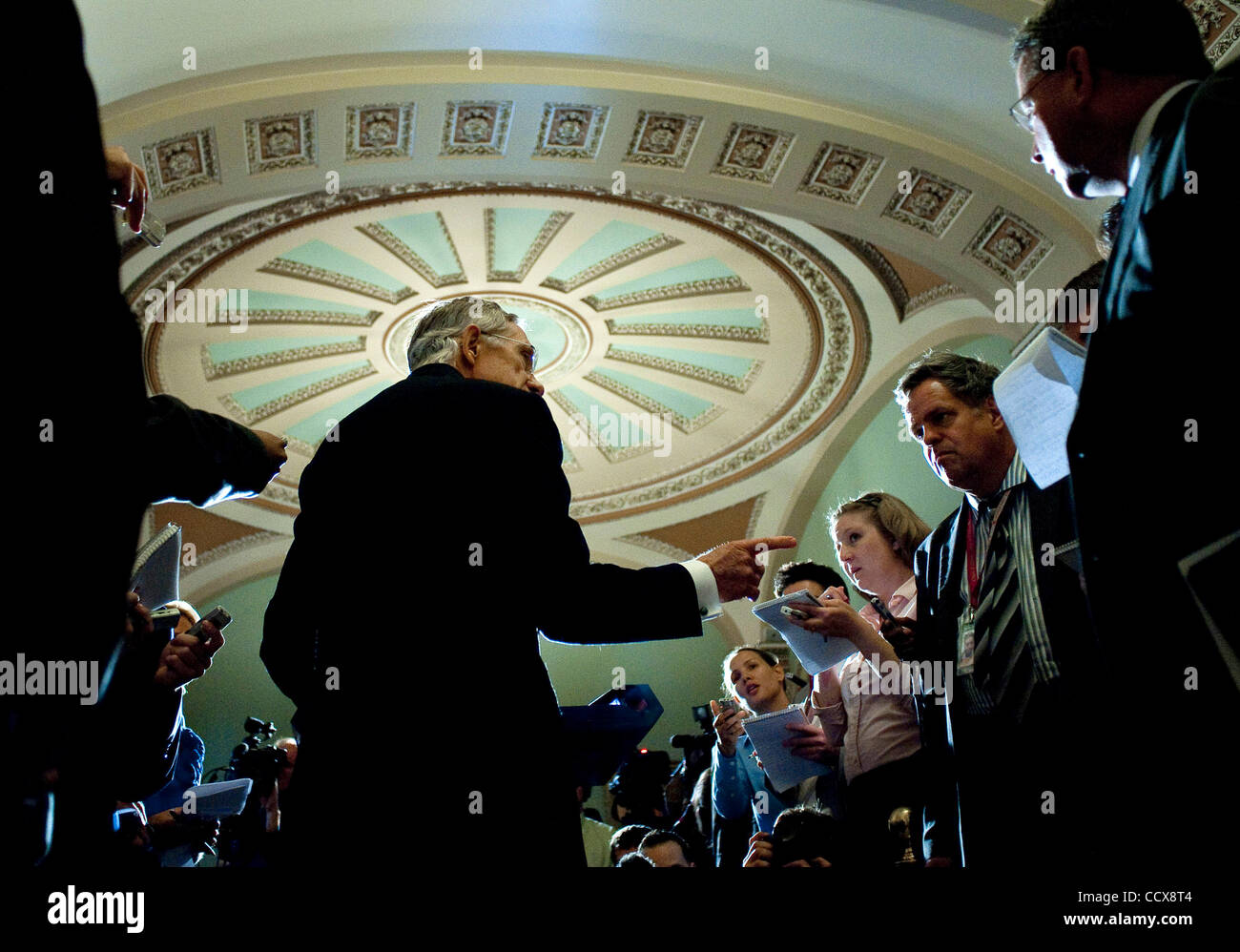 25 maggio 2010 - Washington, Distretto di Columbia, Stati Uniti, - il senatore Harry Reid parla alla stampa martedì pomeriggio circa la visita del Presidente degli Stati Uniti Capitol di affrontare il Senato Caucus repubblicano circa la sua agenda legislativa. (Credito Immagine: © Pete Marovich/ZUMA Press) Foto Stock