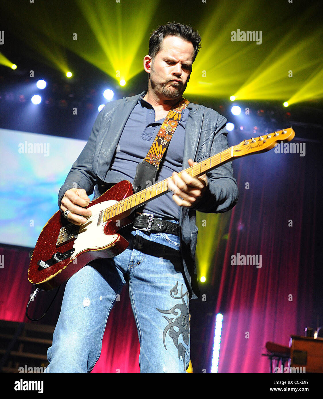 Mar 12, 2010 - Durham, North Carolina, Stati Uniti d'America - musicista GARY ALLAN suona dal vivo come il suo tour 2010 fa tappa a Durham Performing Arts Centre si trova nel centro cittadino di Durham. Copyright 2010 Jason Moore. Foto Stock