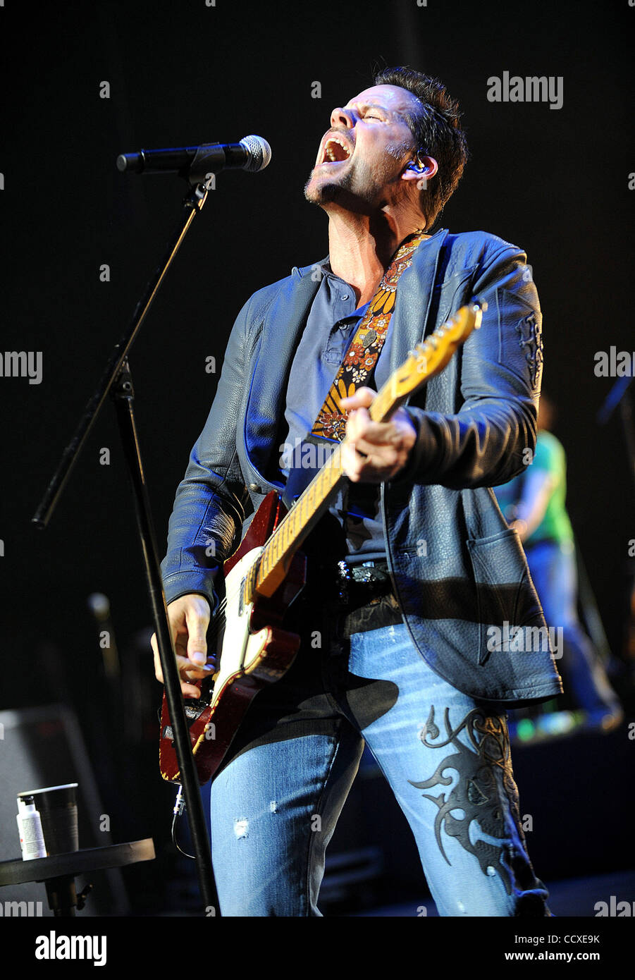 Mar 12, 2010 - Durham, North Carolina, Stati Uniti d'America - musicista GARY ALLAN suona dal vivo come il suo tour 2010 fa tappa a Durham Performing Arts Centre si trova nel centro cittadino di Durham. Copyright 2010 Jason Moore. Foto Stock