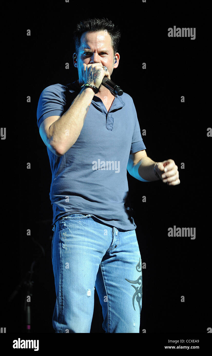 Mar 12, 2010 - Durham, North Carolina, Stati Uniti d'America - musicista GARY ALLAN suona dal vivo come il suo tour 2010 fa tappa a Durham Performing Arts Centre si trova nel centro cittadino di Durham. Copyright 2010 Jason Moore. Foto Stock