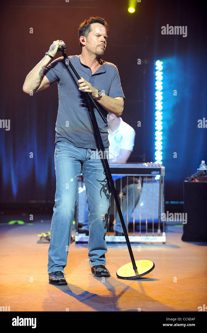Mar 12, 2010 - Durham, North Carolina, Stati Uniti d'America - musicista GARY ALLAN suona dal vivo come il suo tour 2010 fa tappa a Durham Performing Arts Centre si trova nel centro cittadino di Durham. Copyright 2010 Jason Moore. Foto Stock