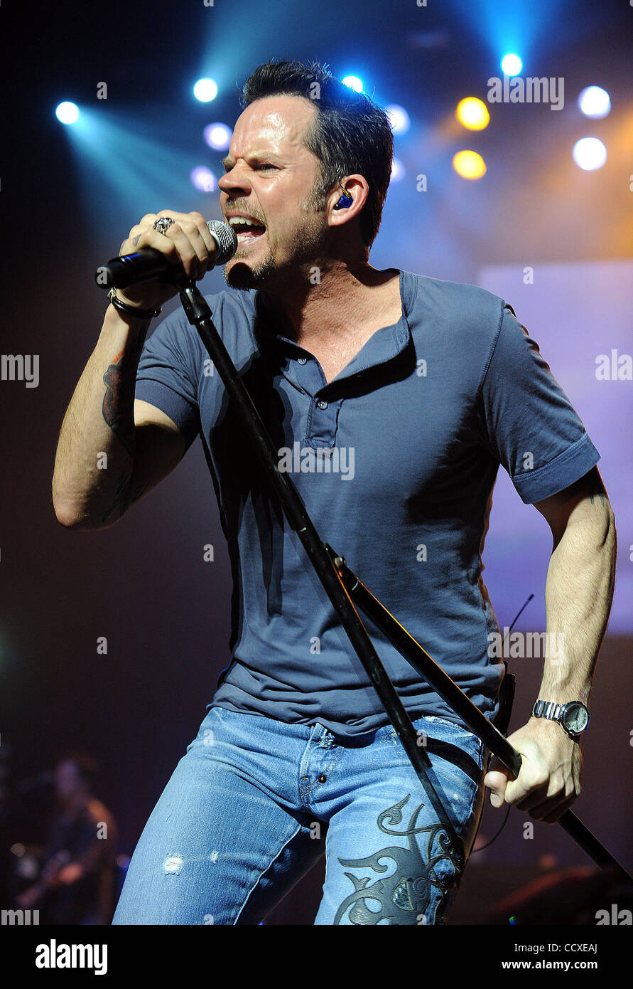 Mar 12, 2010 - Durham, North Carolina, Stati Uniti d'America - musicista GARY ALLAN suona dal vivo come il suo tour 2010 fa tappa a Durham Performing Arts Centre si trova nel centro cittadino di Durham. Copyright 2010 Jason Moore. Foto Stock