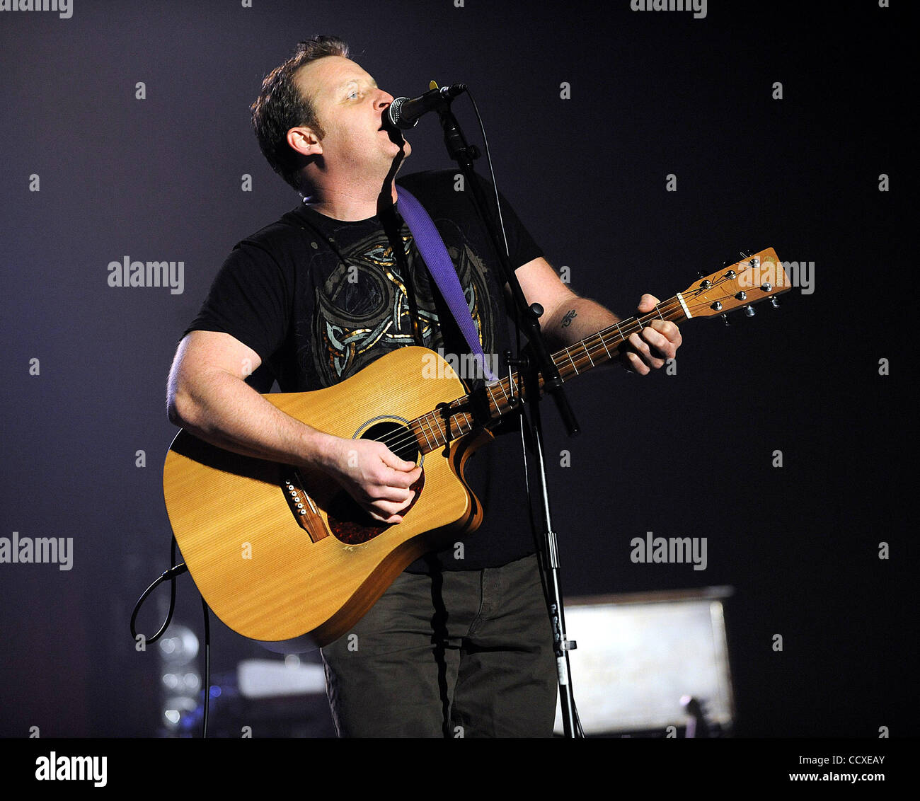 Mar 12, 2010 - Durham, North Carolina, Stati Uniti d'America - musicista JASON segna suona dal vivo come il suo tour 2010 fa tappa a Durham Performing Arts Centre si trova nel centro cittadino di Durham. Copyright 2010 Jason Moore. Foto Stock