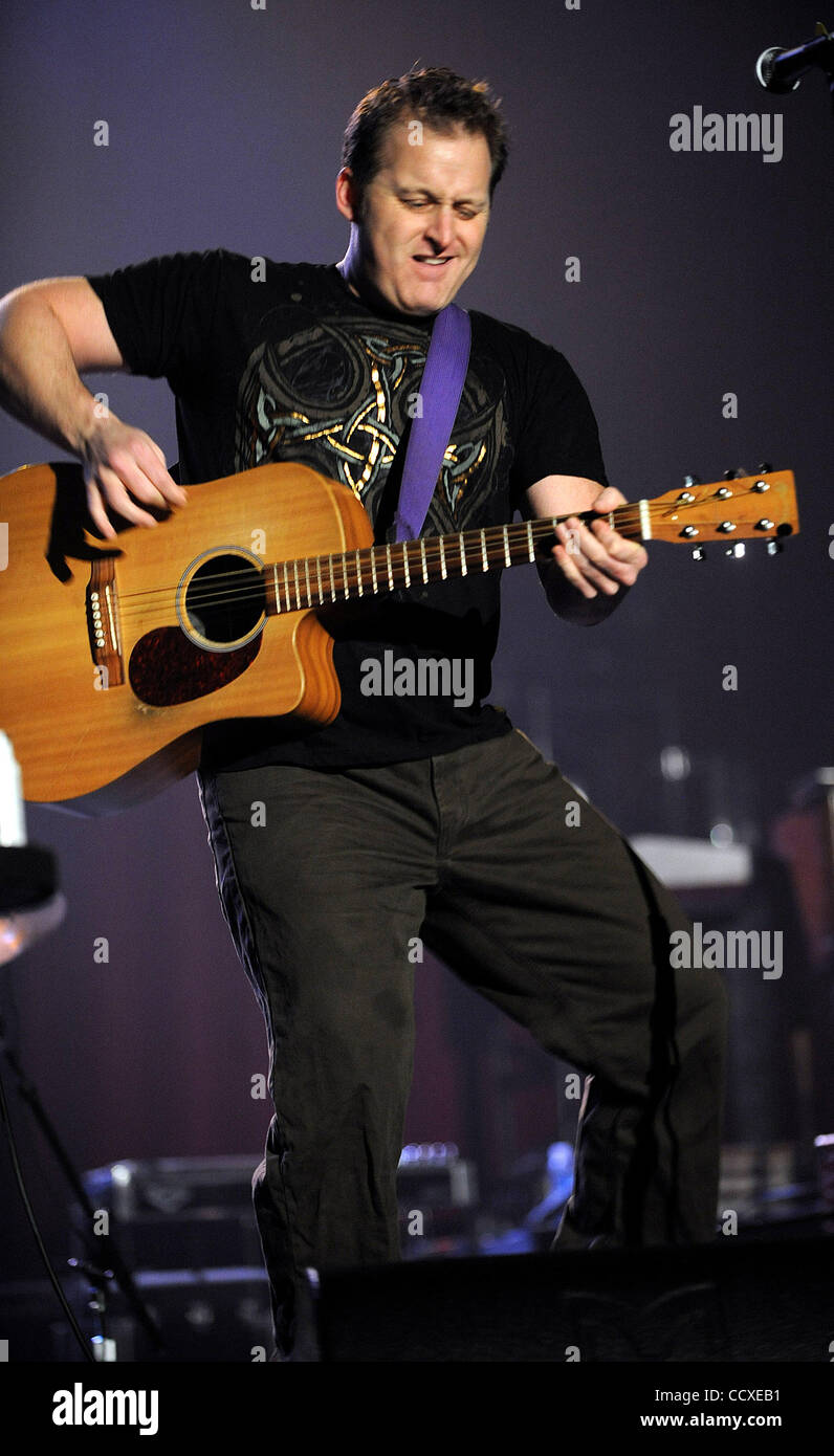 Mar 12, 2010 - Durham, North Carolina, Stati Uniti d'America - musicista JASON segna suona dal vivo come il suo tour 2010 fa tappa a Durham Performing Arts Centre si trova nel centro cittadino di Durham. Copyright 2010 Jason Moore. Foto Stock