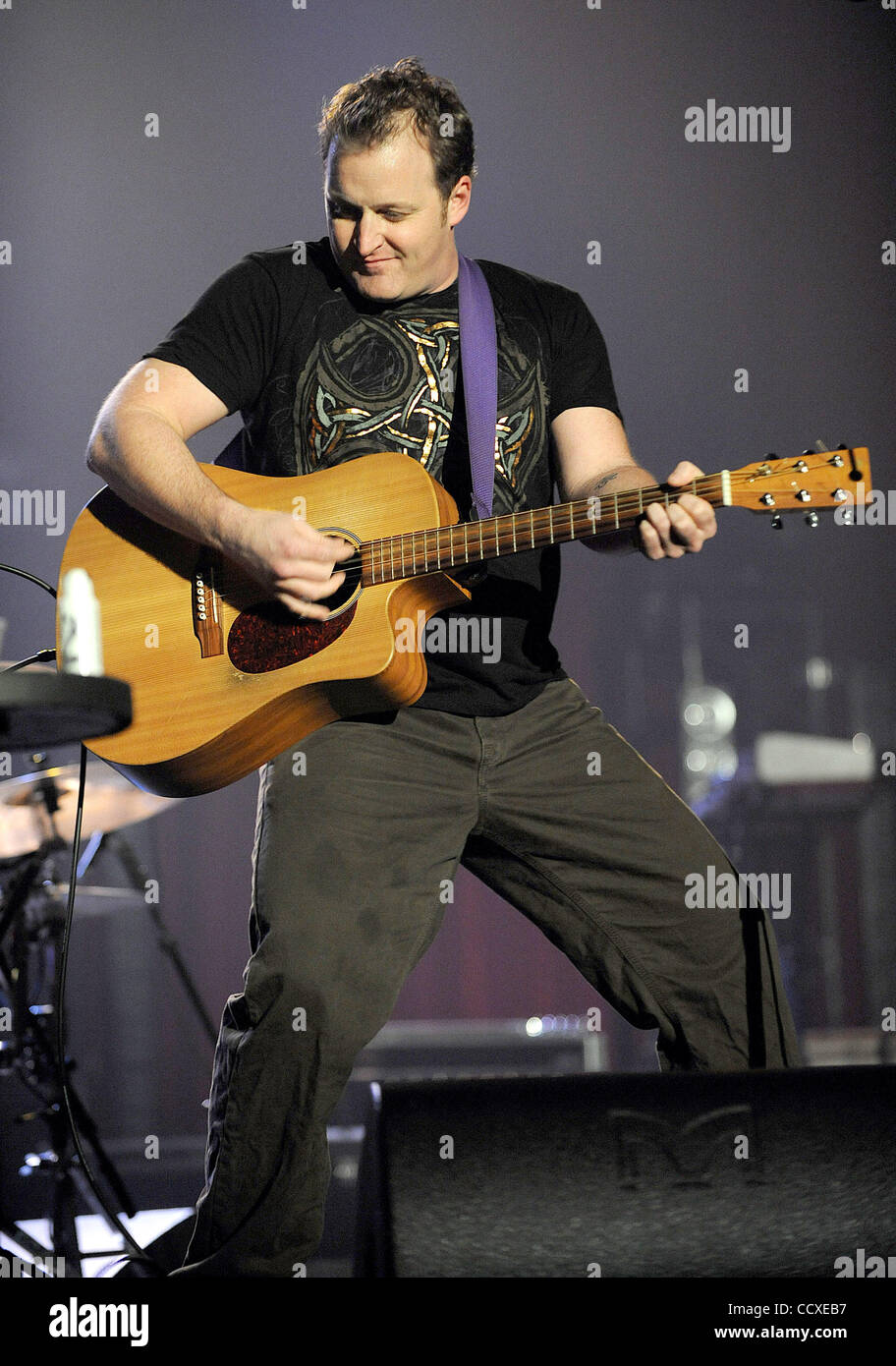 Mar 12, 2010 - Durham, North Carolina, Stati Uniti d'America - musicista JASON segna suona dal vivo come il suo tour 2010 fa tappa a Durham Performing Arts Centre si trova nel centro cittadino di Durham. Copyright 2010 Jason Moore. Foto Stock