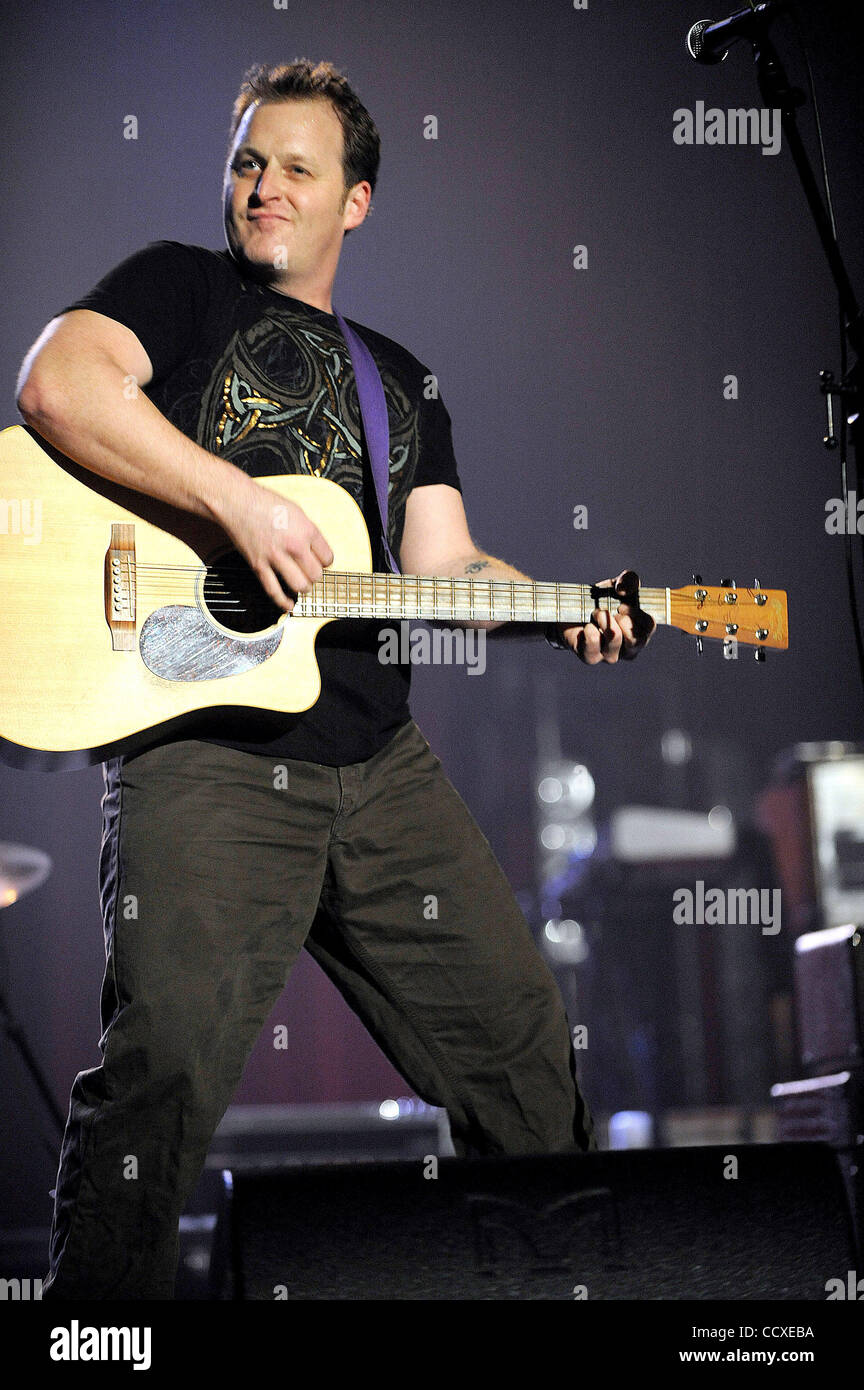 Mar 12, 2010 - Durham, North Carolina, Stati Uniti d'America - musicista JASON segna suona dal vivo come il suo tour 2010 fa tappa a Durham Performing Arts Centre si trova nel centro cittadino di Durham. Copyright 2010 Jason Moore. Foto Stock