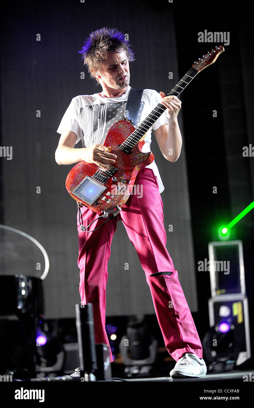 Apr 17, 2010 - Indio, California, Stati Uniti d'America - cantante /  chitarrista MATTHEW BELLAMY dei MUSE band suona dal vivo come parte del  2010 Coachella Valley Music e Arts Festival. La