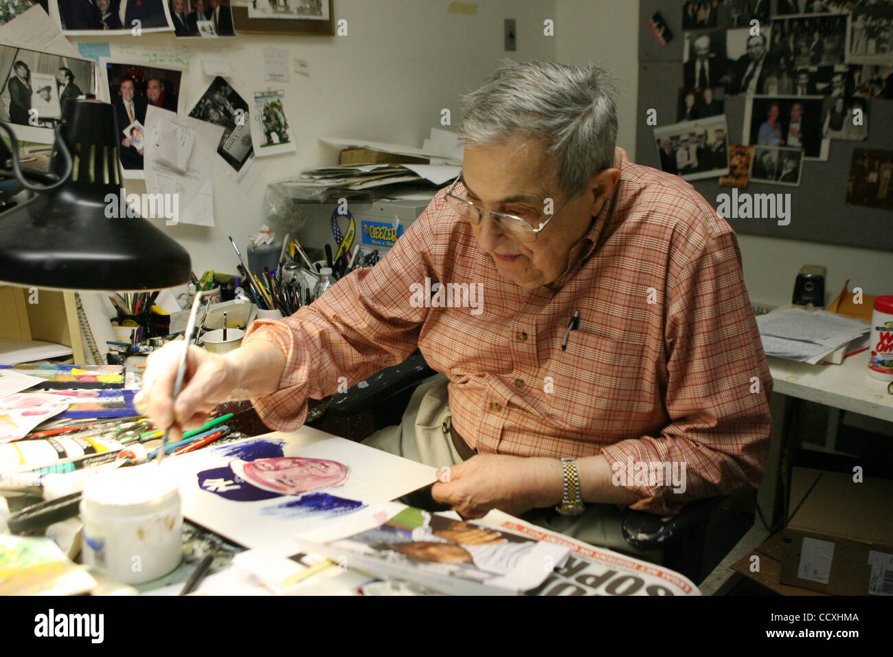 Cartoonist Bill Gallo lavorando nel suo desk presso il NY Daily News HQ. in Manhattan. Bill Gallo è un fumettista e editorialista del quotidiano per il New York Daily News. Photo credit: Mariela Lombard/ ZUMA premere. Foto Stock