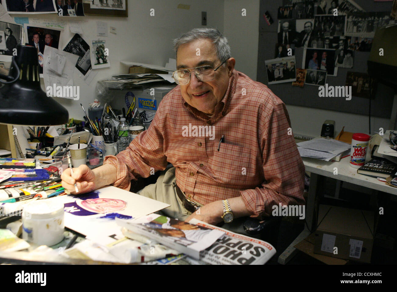 Cartoonist Bill Gallo lavorando nel suo desk presso il NY Daily News HQ. in Manhattan. Bill Gallo è un fumettista e editorialista del quotidiano per il New York Daily News. Photo credit: Mariela Lombard/ ZUMA premere. Foto Stock