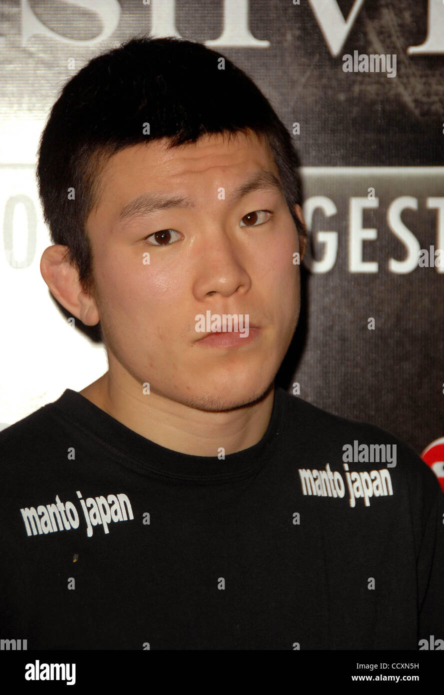 Mar 17, 2010 - Los Angeles, California, Stati Uniti - SHINYA AOKI assiste la CBS Sabato notte StrikeForce MMA combatte aprire Media allenamento sostenuto presso le leggende MMA Training Center a Hollywood,CA. 03-17-10. 2010.K64487lunga(Immagine di credito: Â© D. lunga/Globe foto/ZUMApress.com) Foto Stock