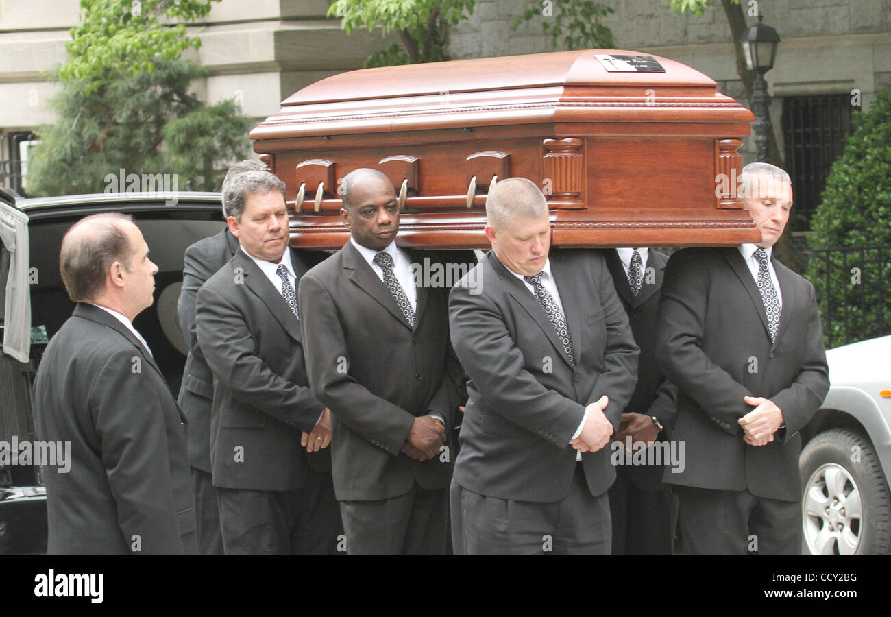 Portare Pallbearers scrigno del leggendario Jazz cantante e attrice LENA HORNE durante il suo funerale presso San Ignazio di Loyola chiesa su Park Avenue. Foto Stock