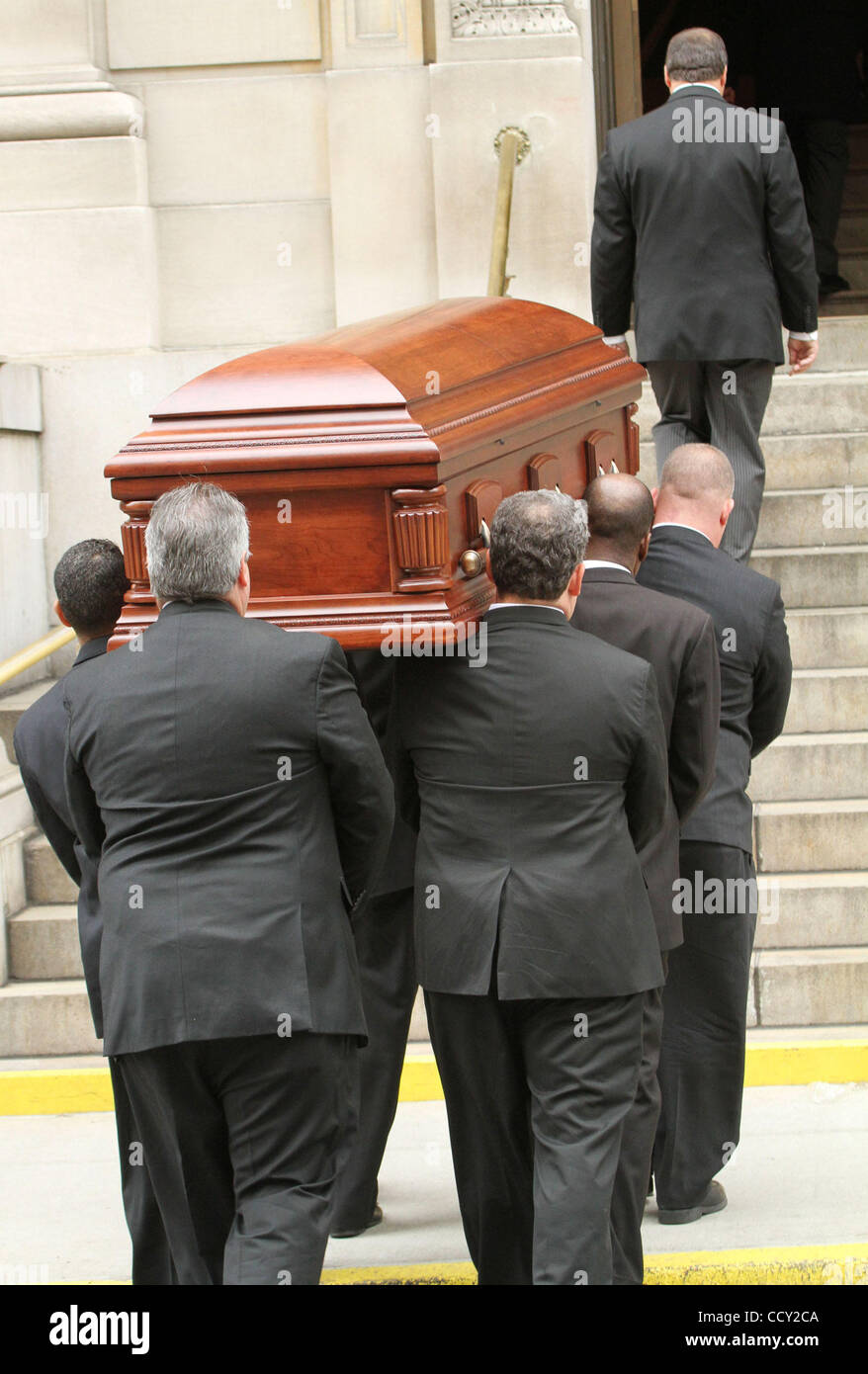 Portare Pallbearers scrigno del leggendario Jazz cantante e attrice LENA HORNE durante il suo funerale presso San Ignazio di Loyola chiesa su Park Avenue. Foto Stock