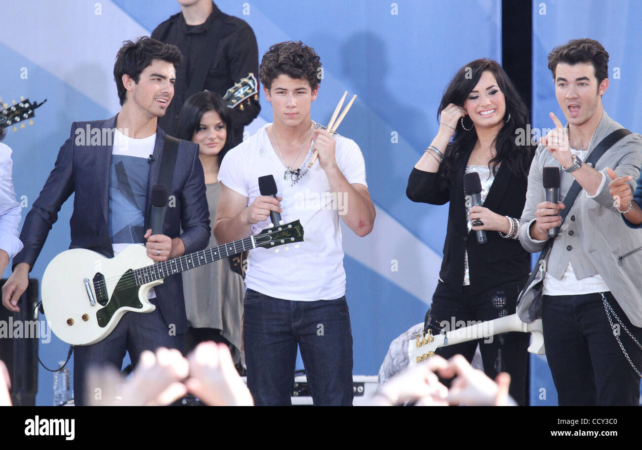 JOE Jonas, Nick Jonas, Kevin Jonas dalla band i Jonas Brothers e cantante Demi Lovato kick-off della 'Good Morning America' estate 2010 Serie di concerto tenutosi a Rumsey di commemorazione di Central Park. Foto Stock