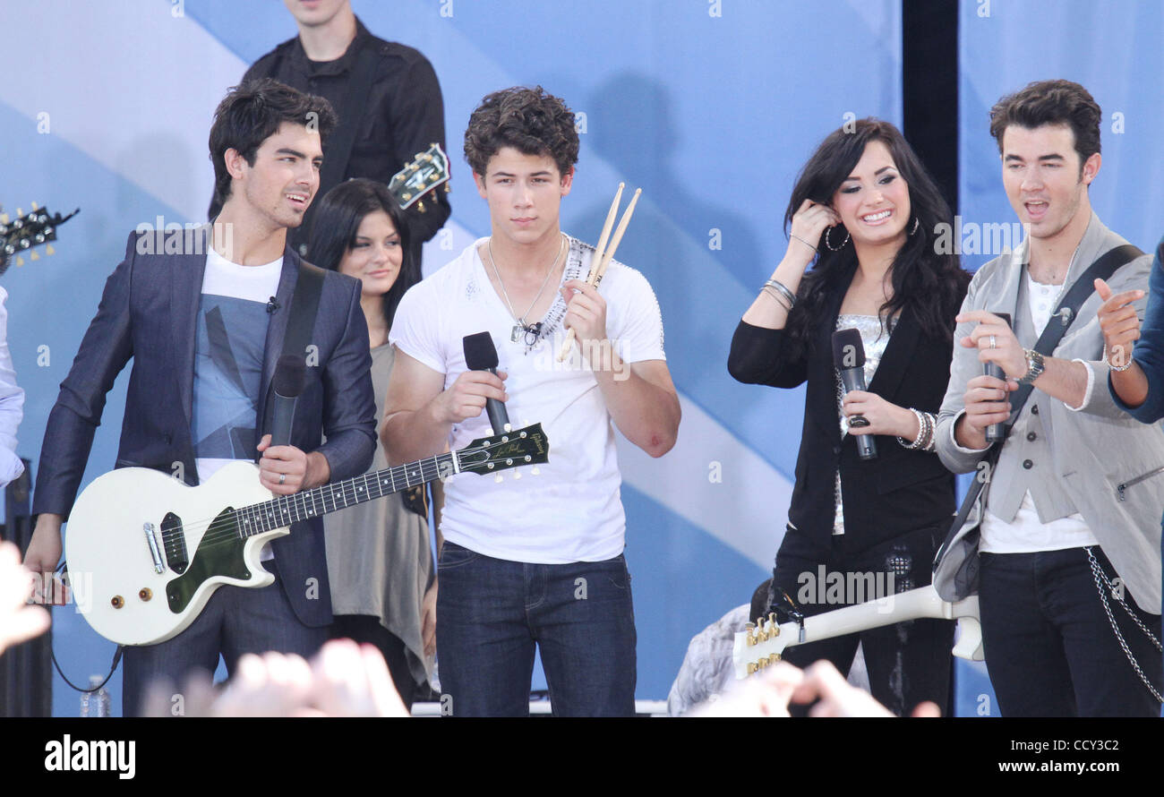 JOE Jonas, Nick Jonas, Kevin Jonas dalla band i Jonas Brothers e cantante Demi Lovato kick-off della 'Good Morning America' estate 2010 Serie di concerto tenutosi a Rumsey di commemorazione di Central Park. Foto Stock