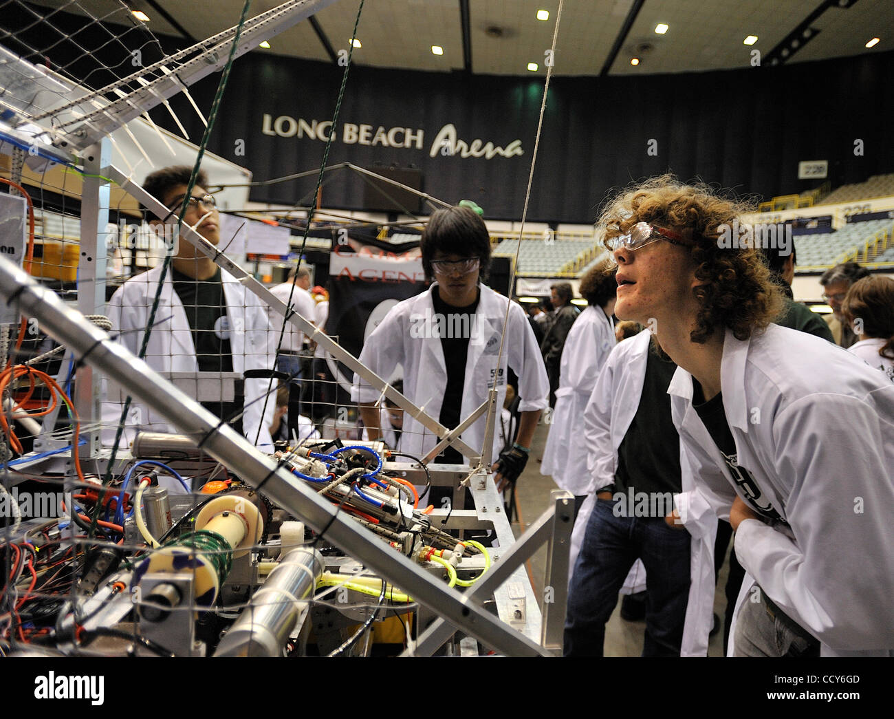 LONG BEACH, CALIF. -- Gardena Alta scuola studente Leon Kozlowski lavora sui loro robot nel box del primo concorso di robotica a Long Beach (California) Arena il 26 marzo 2010. Il concorso è presentato da Per ispirazione e il riconoscimento della scienza e della tecnologia (prima). Dal 1989, il F Foto Stock