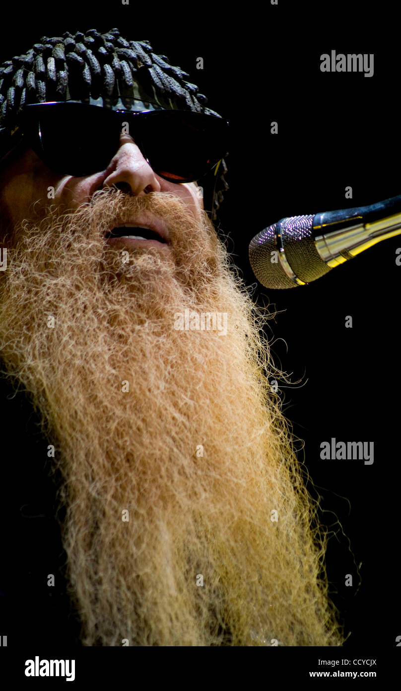 Apr 25, 2010 - Bee Grotta, Texas, Stati Uniti - ZZ Top suona presso il cortile vicino a Austin. (Credito Immagine: © Sandra Dahdah/ZUMApress.com) Foto Stock