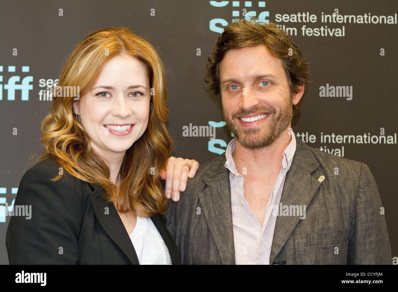 22 maggio 2010 - Seattle, Washington, Stati Uniti - JENNA FISCHER, sinistra e Rob benedetto arriva alla premiere di 'un po' di aiuto' al Seattle International Film Festival (SIFF 2010). (Credito Immagine: Â© Daren Fentiman/ZUMApress.com) Foto Stock